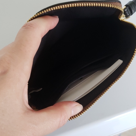 COACH • Corner Zip Wristlet Signature - Picture 4 of 7